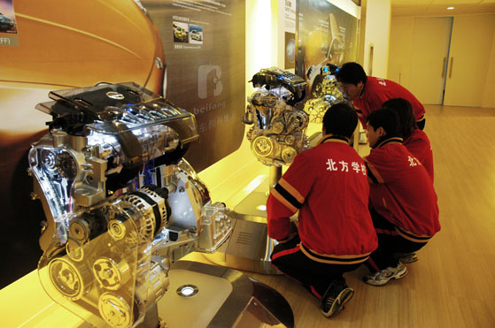 北方學(xué)員對(duì)汽車(chē)電子研究所設(shè)備產(chǎn)生濃厚興趣