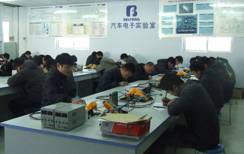 首屆汽車電腦工程師班結(jié)業(yè)考試現(xiàn)場(chǎng).jpg