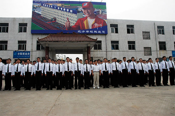 中國(guó)海軍到北方汽修學(xué)校進(jìn)行參觀