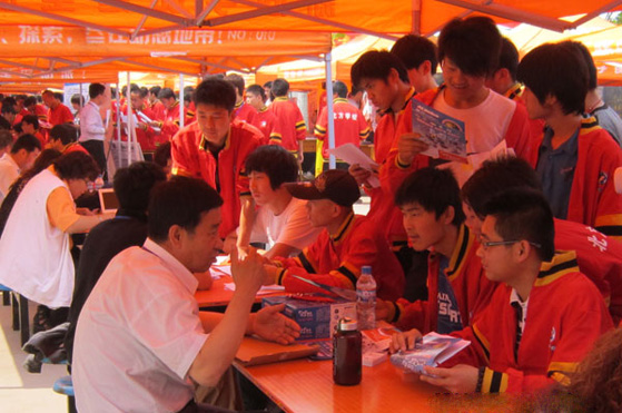 北方汽修學(xué)?！耙怨べc學(xué)” 助貧困學(xué)生圓夢(mèng)首都.jpg