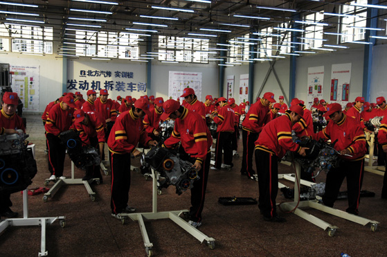 北方汽修學(xué)校發(fā)動(dòng)機(jī)拆裝車間.jpg