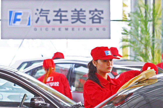 學(xué)生在汽車美容實(shí)踐車間實(shí)踐操作.gif
