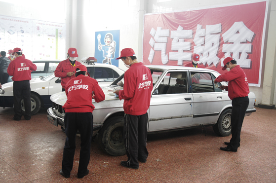 汽車鈑金車間的北方學員.jpg