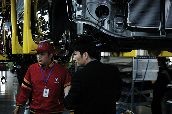 北方汽修學(xué)校畢業(yè)學(xué)子在汽車店實習(xí)