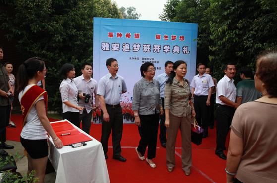 國家原政協(xié)副主席顧秀蓮女士蒞臨北方學(xué)校參觀指導(dǎo).jpg