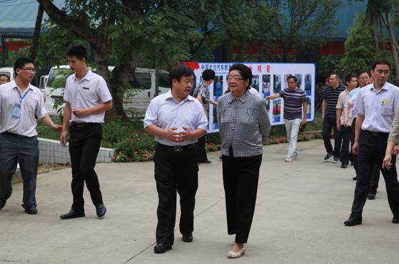 國家原政協(xié)副主席顧秀蓮女士同北方汽車教育集團董事長曹振峰校長交流溝通.jpg