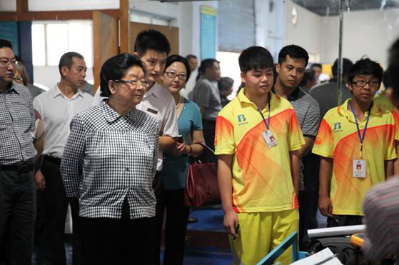 國家原政協(xié)副主席顧秀蓮女士參觀北方學(xué)校設(shè)備車間.jpg