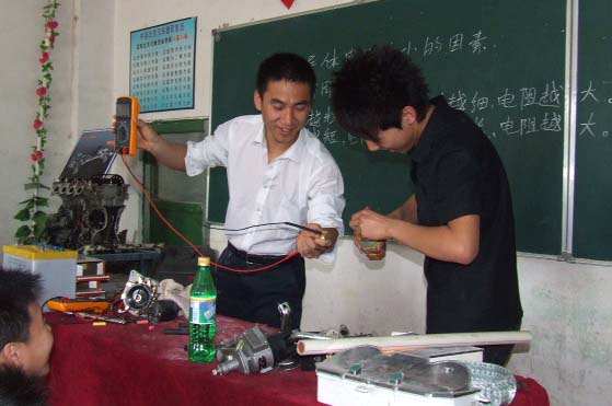 北方老師在課堂上與學(xué)生互動(dòng).jpg