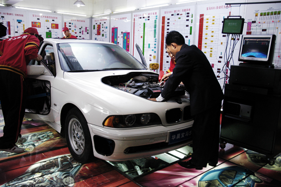 北方的學(xué)生進行整車實踐操作.jpg