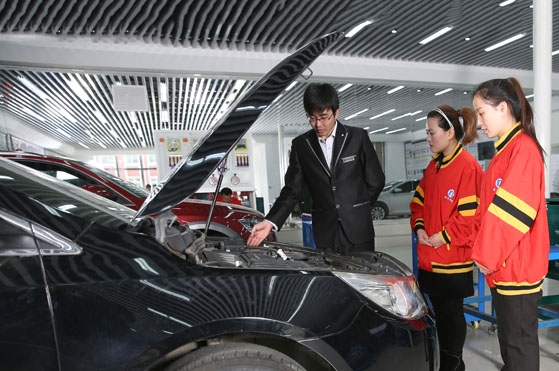 老師為學(xué)員講解汽車發(fā)動(dòng)機(jī)原理