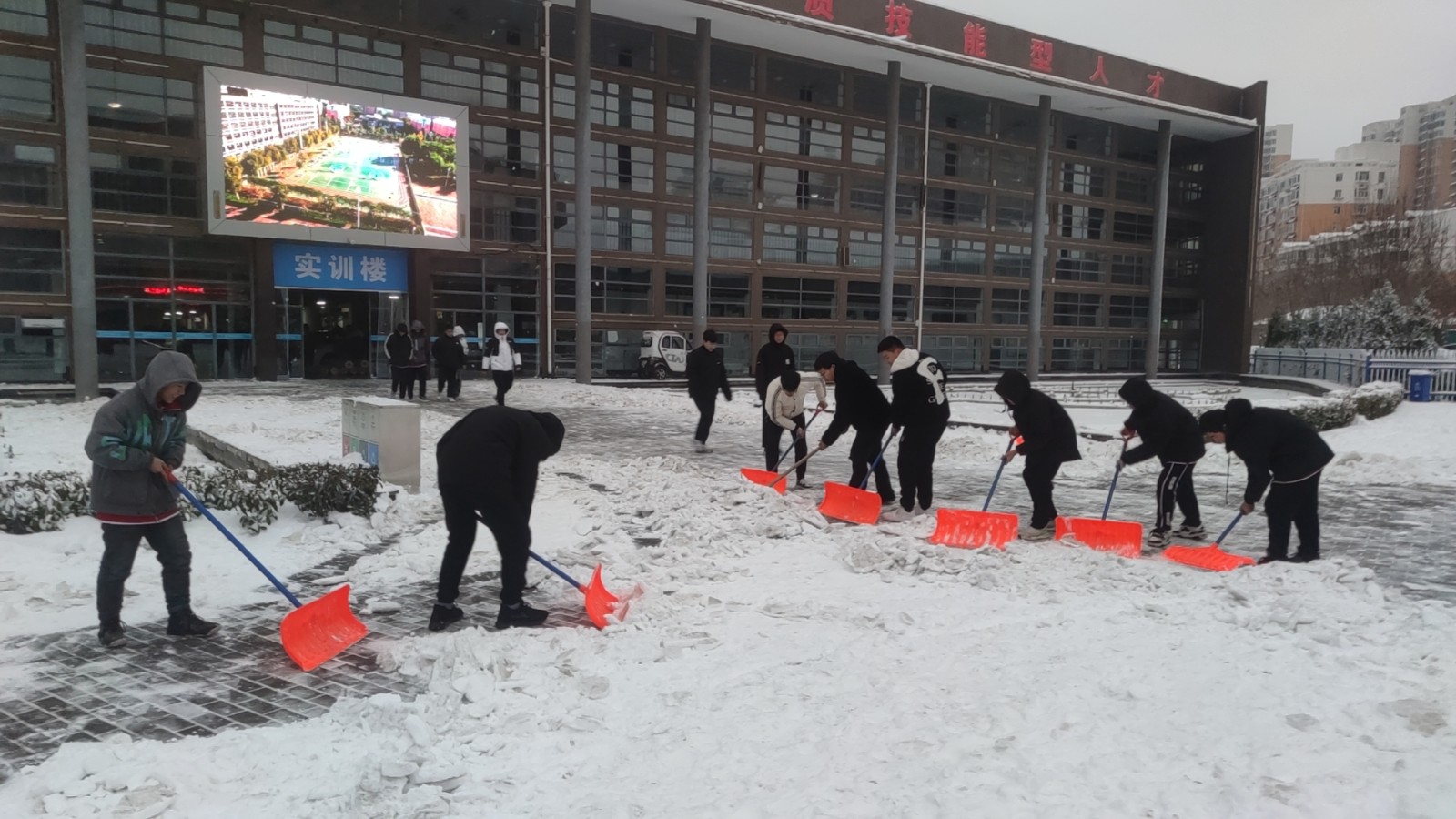 記邯鄲北方職業(yè)教育學校雪后除冰行動