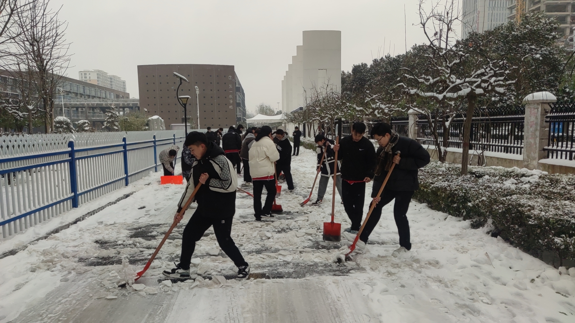 記邯鄲北方職業(yè)教育學校雪后除冰行動