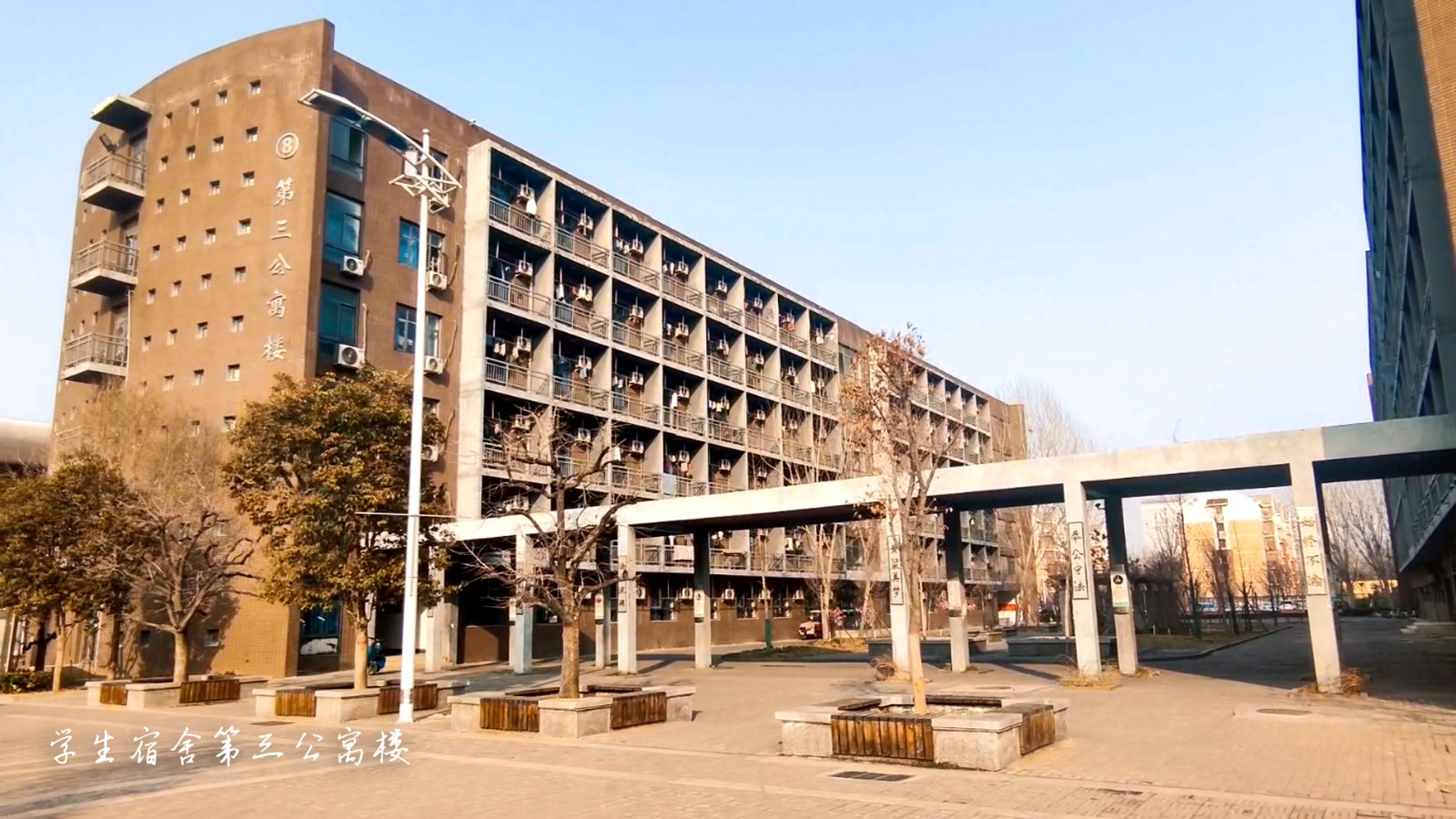 3月份的北方學(xué)校公寓樓