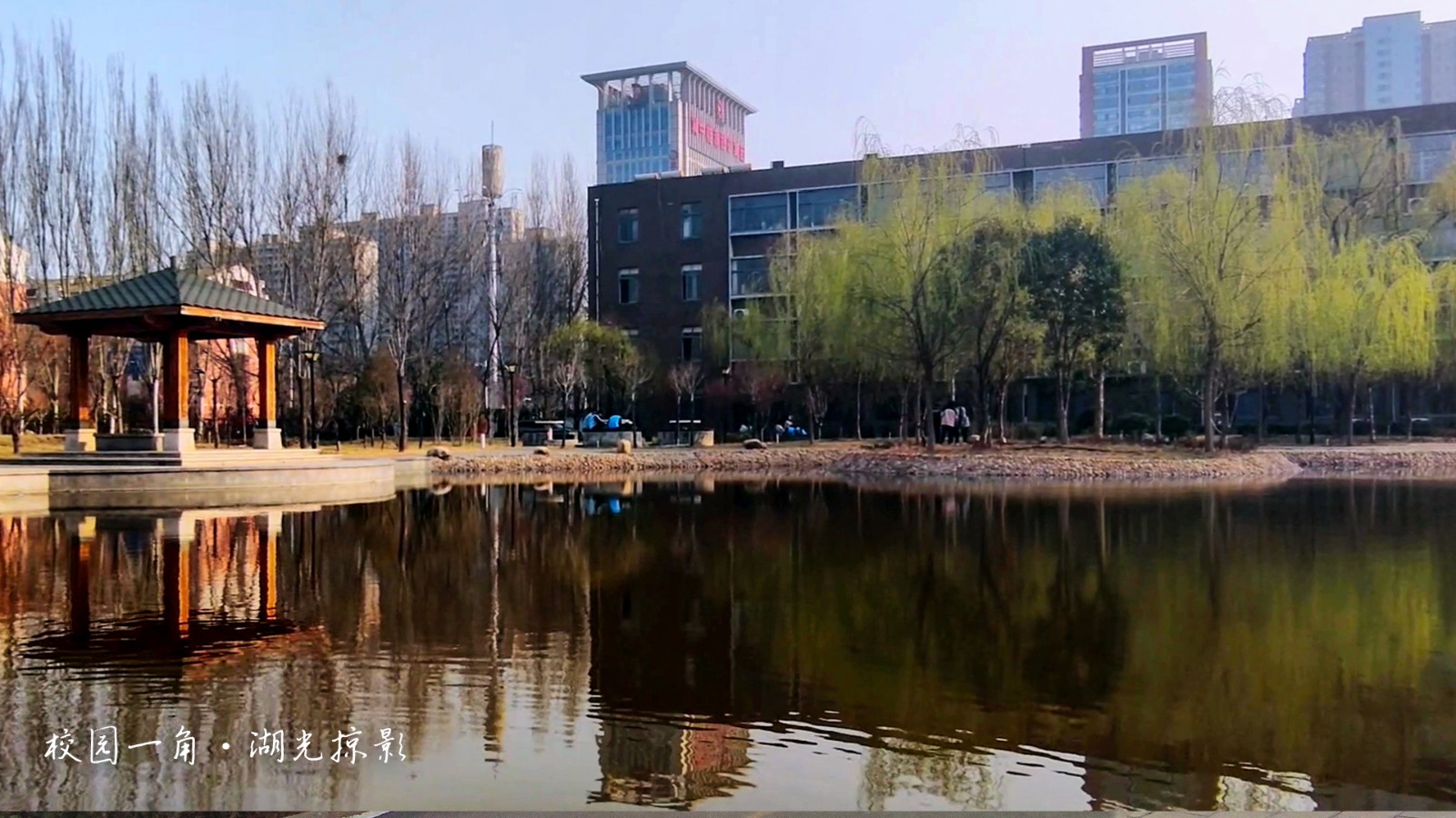 3月份的北方學(xué)校小公園